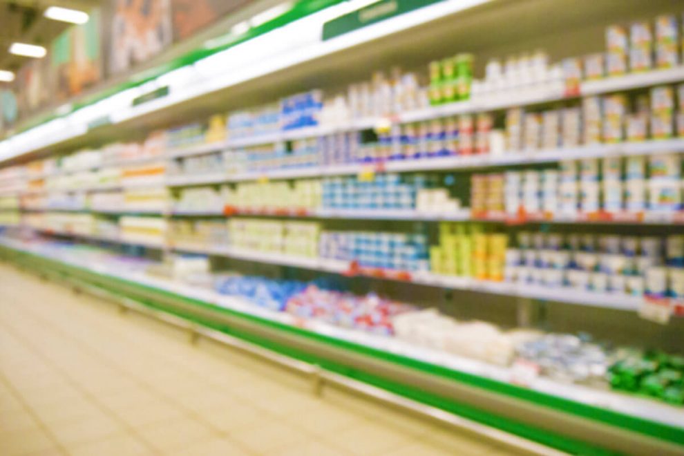 Полки с молочной продукцией